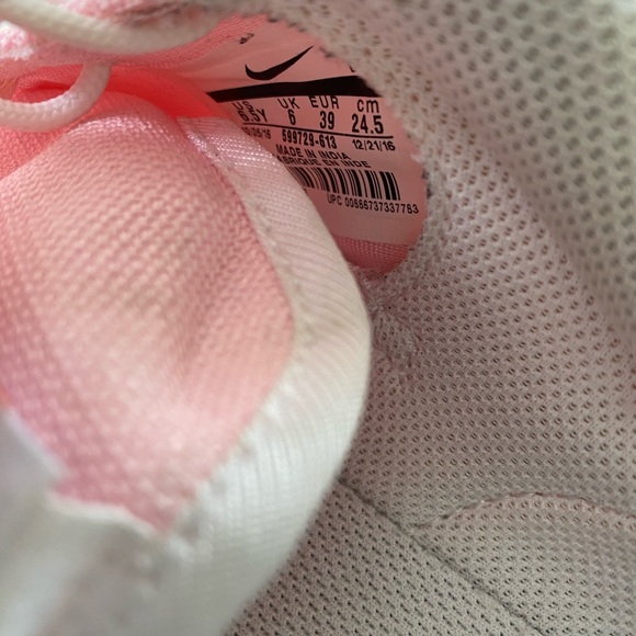 Nike Roshe Light Pink and White Running Shoes - Picture 7 of 10